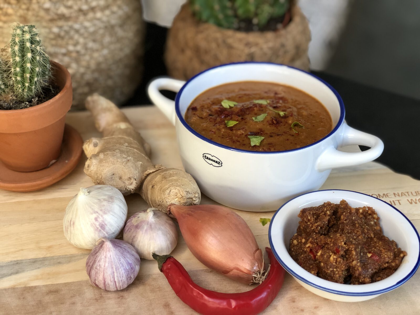 Surinaamse pindasaus maken met pinda's