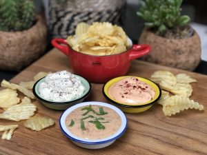 pittige sriracha dipsaus voor bij chips