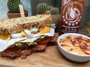 club sandwich met kipfilet en sriracha mayonaise