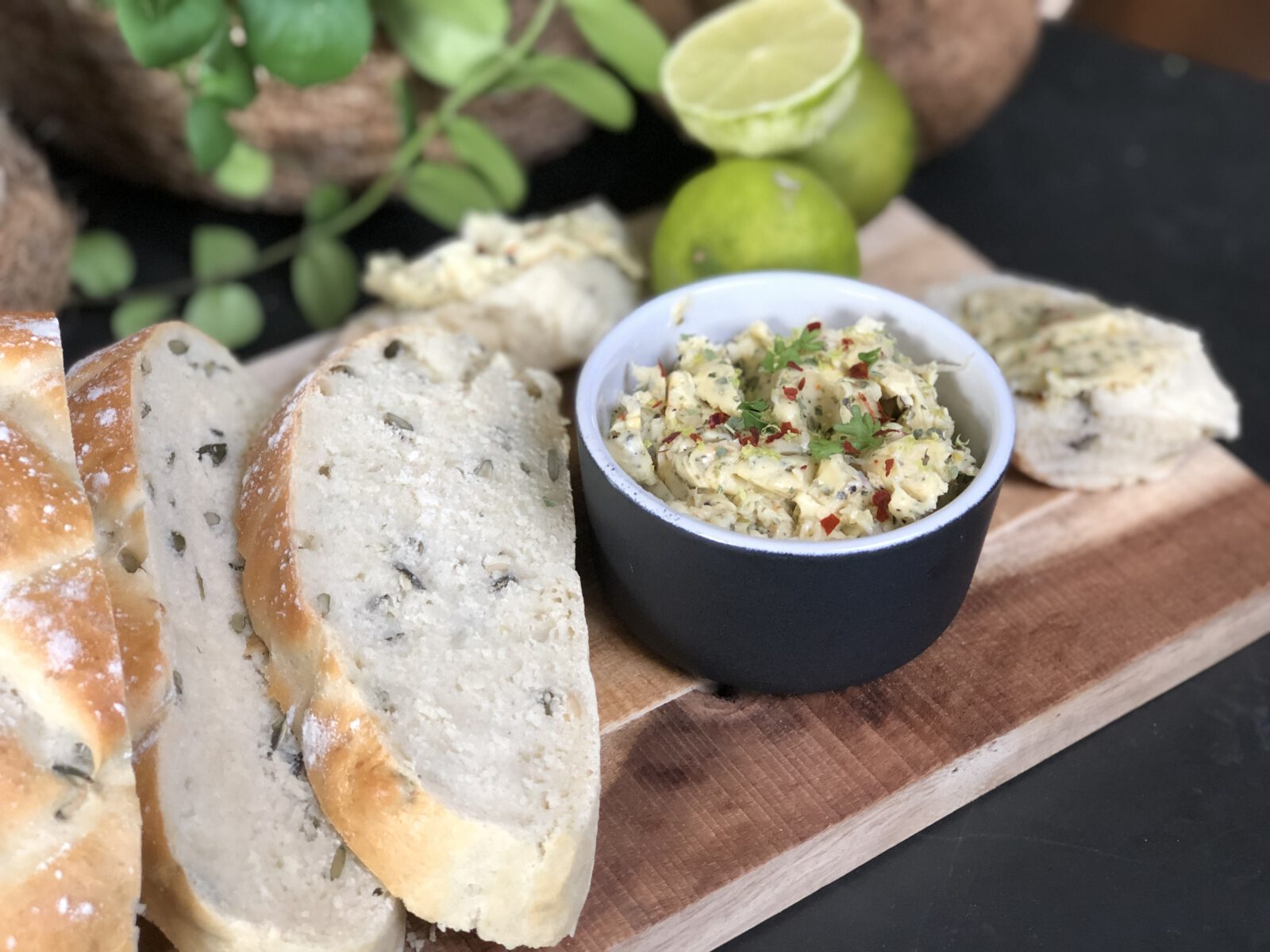 Kruidenboter met citrus en knoflook