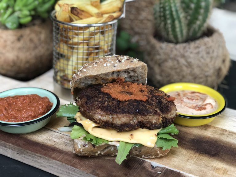 Thaise burger met pittige rode currymayonaise