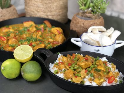 pittige kip in kokosmelk met groenten en rijst