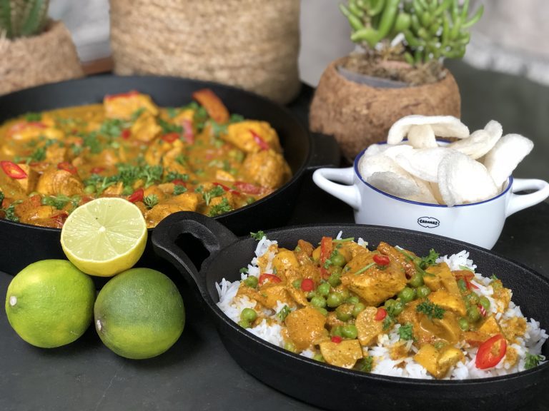 pittige kip in kokosmelk met groenten en rijst