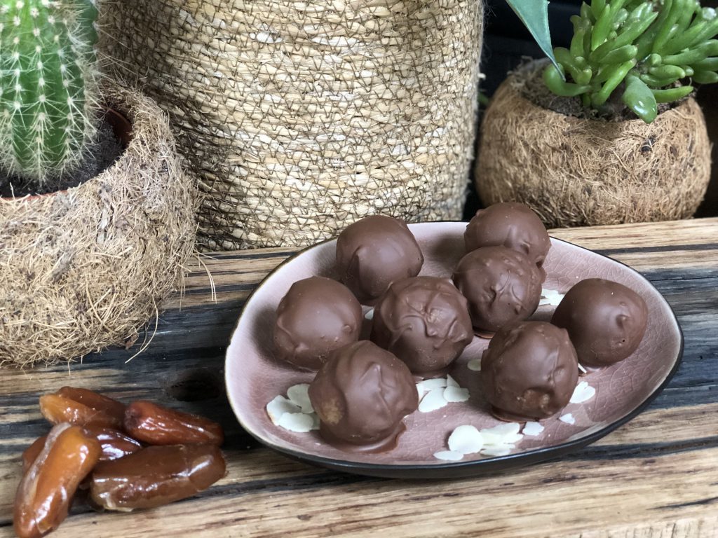 gezonde bounty balletjes met kokos, chocolade en dadels.