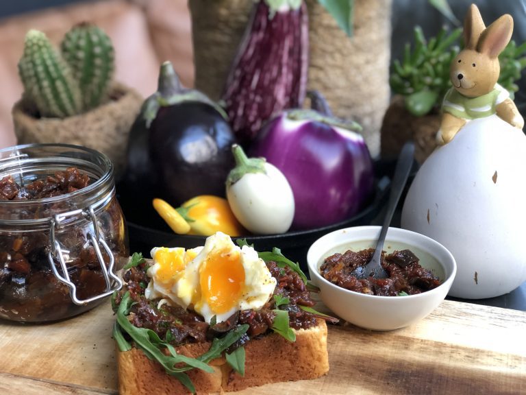 brioche met aubergine chutney en gepocheerd ei
