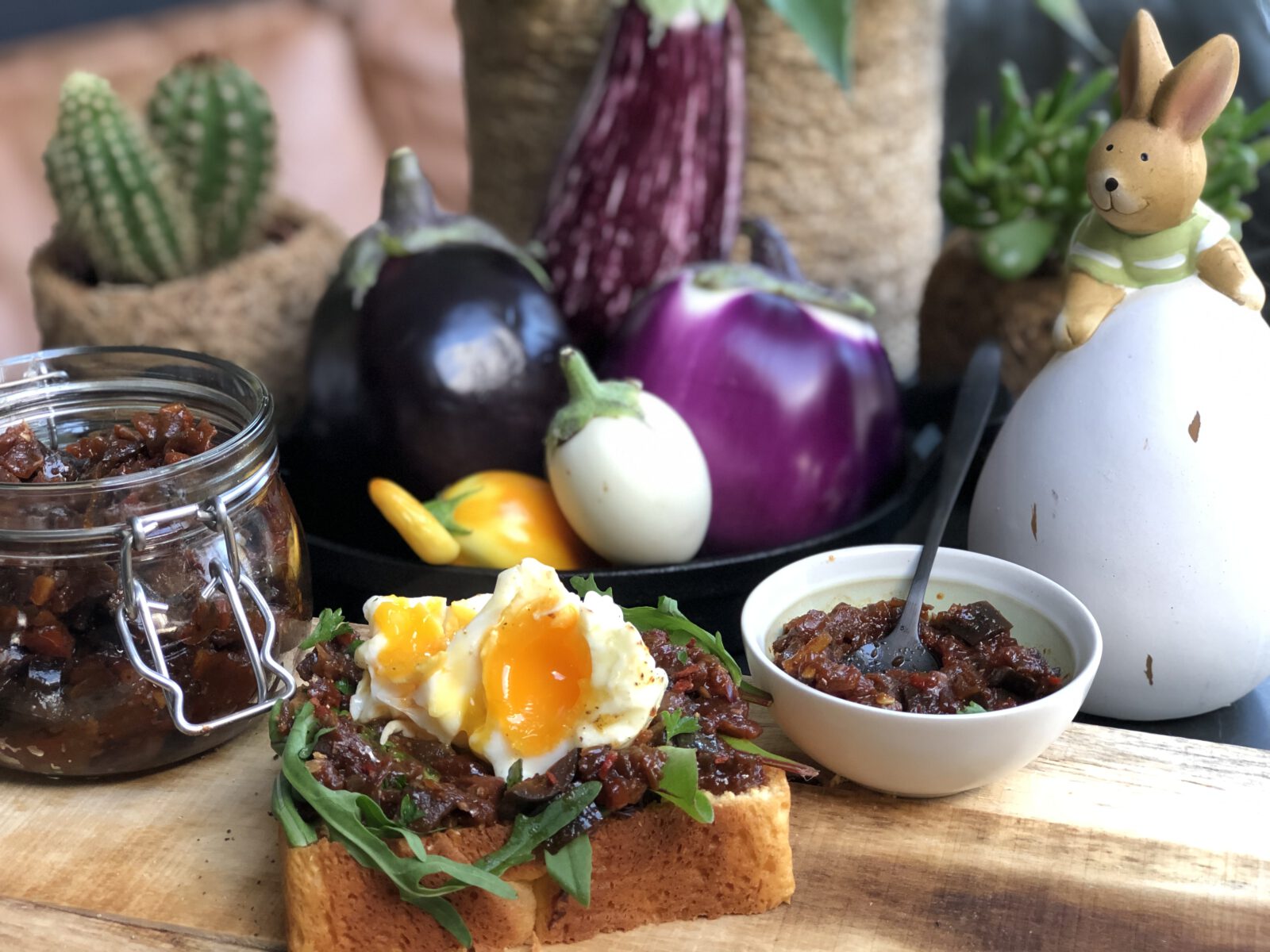 brioche met aubergine chutney en gepocheerd ei