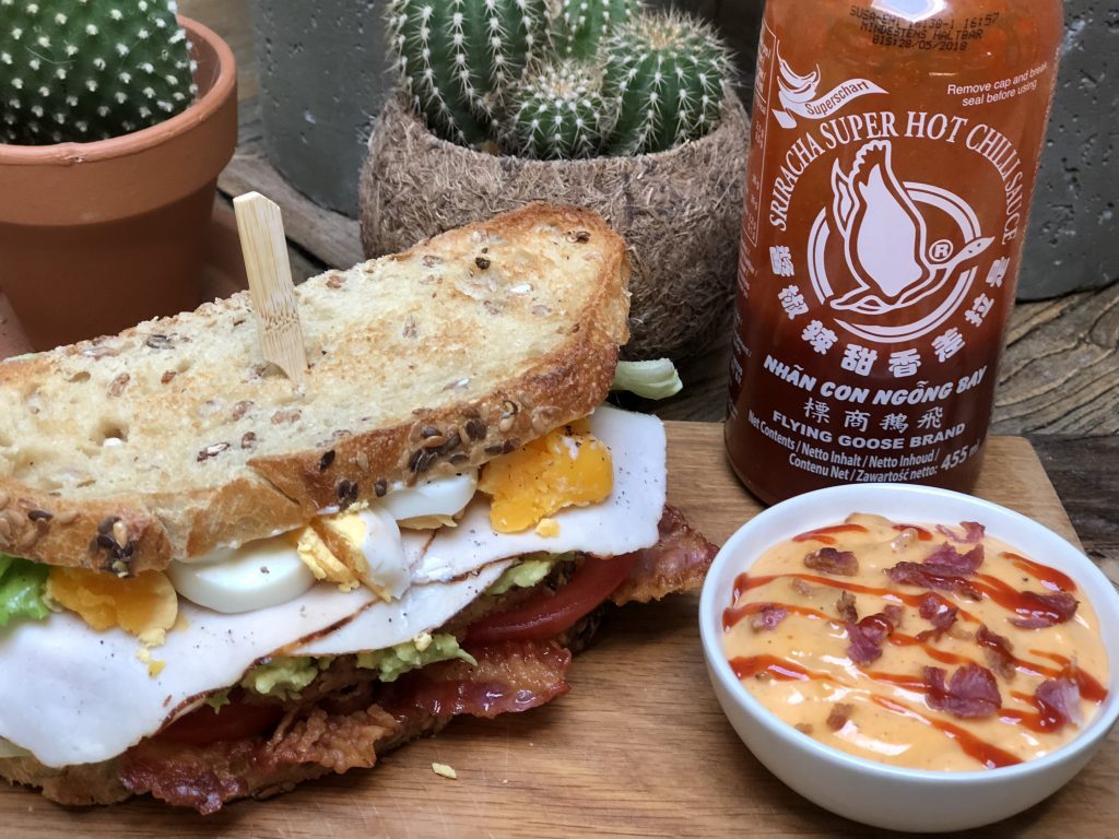 recept club sandwich met kipfilet, bacon, avocado, ei en pittige sriracha mayonaise