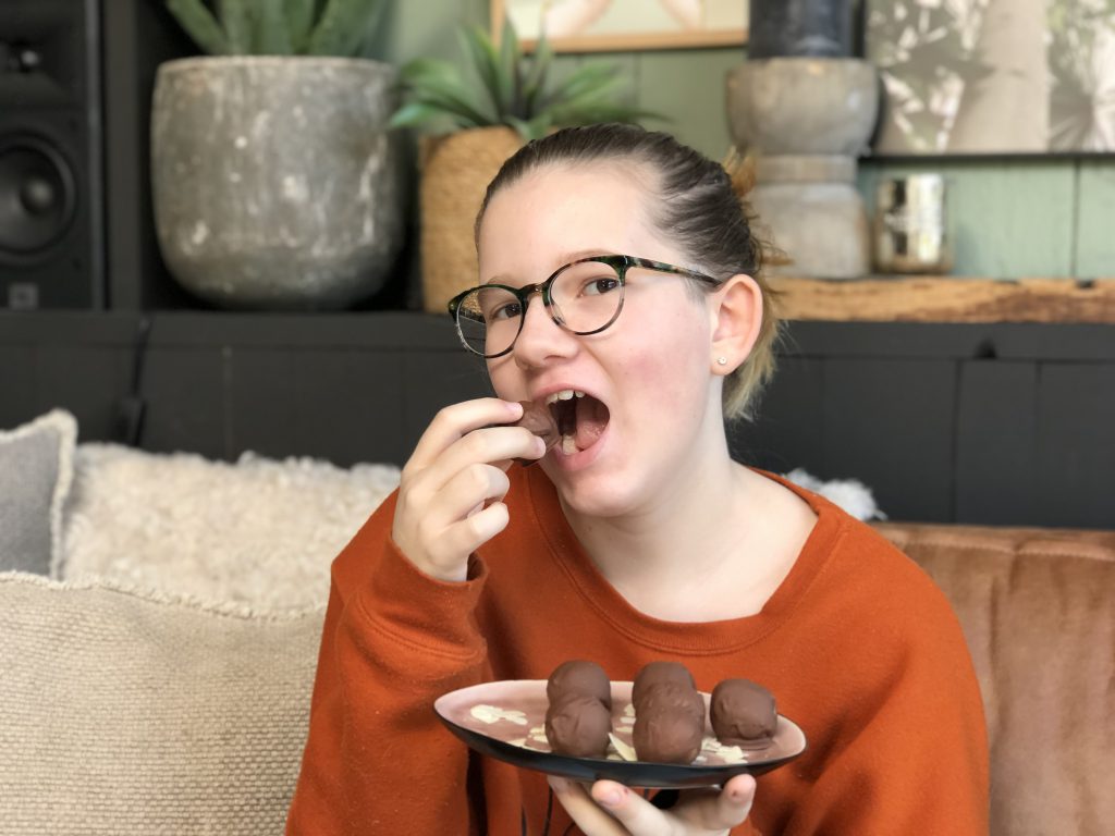 recept gezonde bounty balletjes met kokos en chocolade