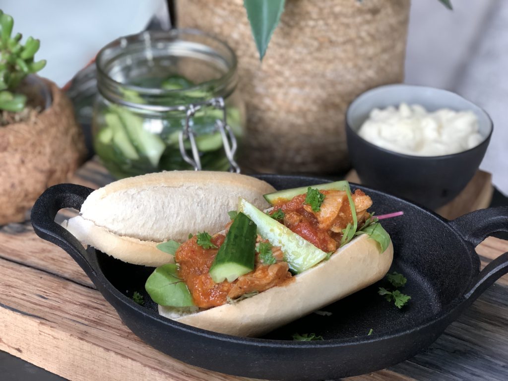 recept broodje ajam pedis ofwel broodje hete kip met komkommer in zuur.