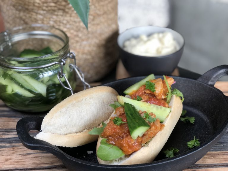 broodje ajam pedis met komkommer in zuur