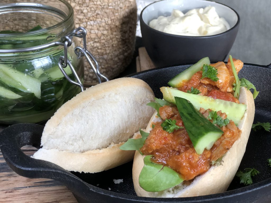 recept broodje ajam pedis ofwel broodje hete kip met komkommer in zuur.