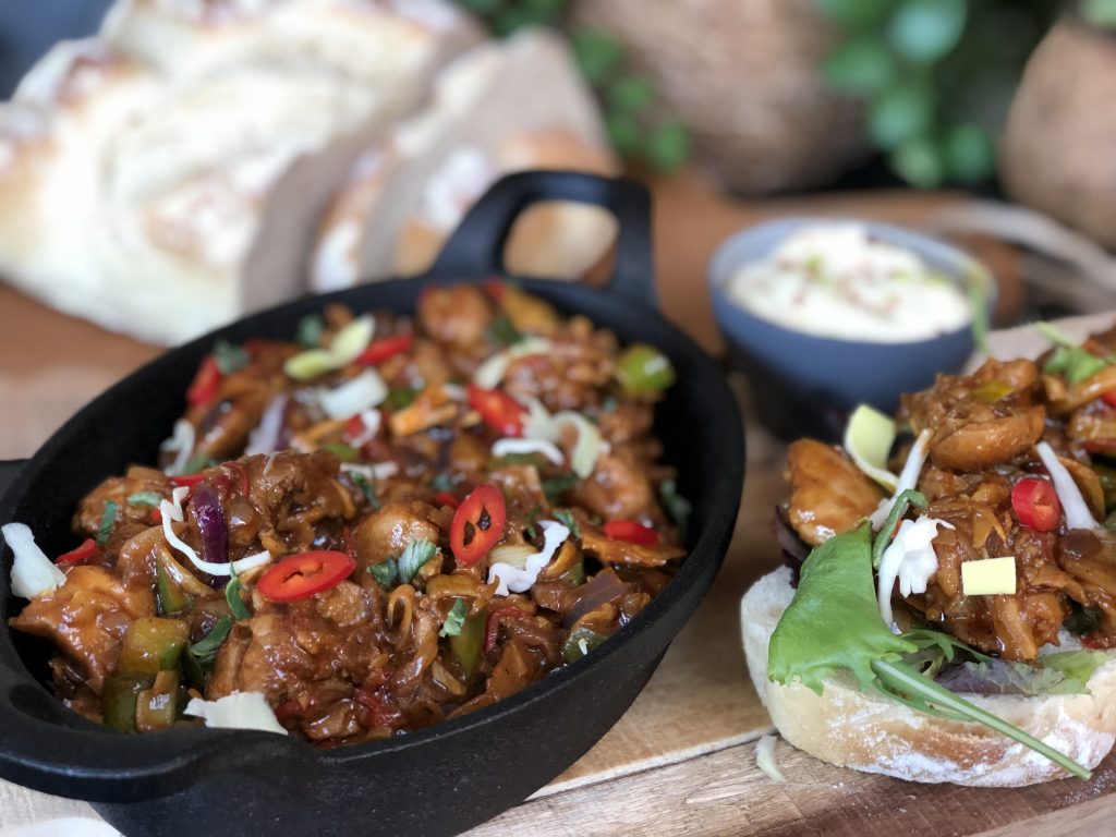 broodje hete kip met Thaise wokgroenten en frisse limoenmayonaise
