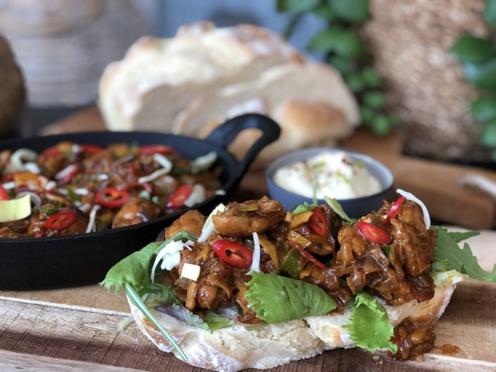 recept broodje hete kip met Thaise wokgroenten en frisse limoenmayonaise