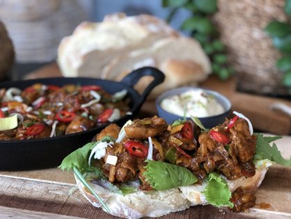 Broodje hete kip met Thaise wokgroenten