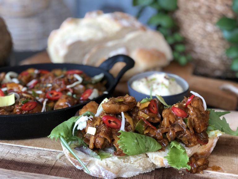 Broodje hete kip met Thaise wokgroenten