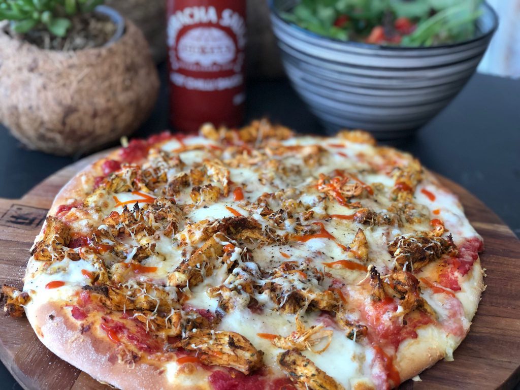 recept pizza met hete sriracha kip