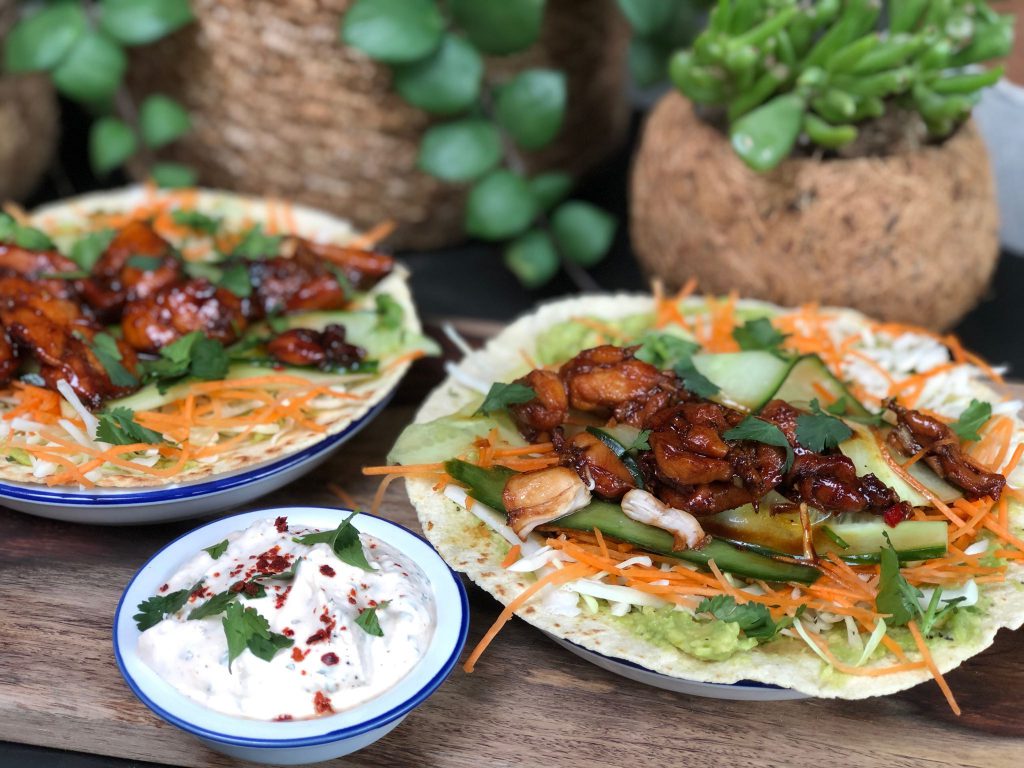 recept Koreaanse kip wraps met komkommer in zuur en pittige dipsaus