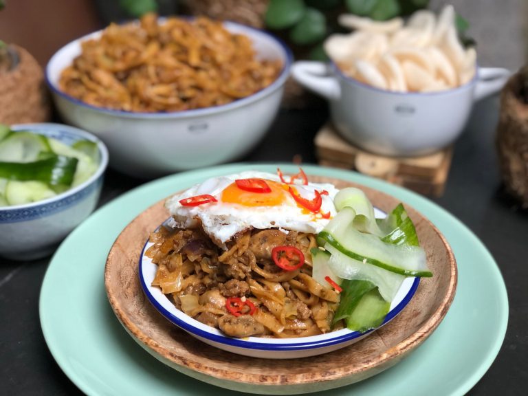 bami met spitskool en gehakt in pindasaus