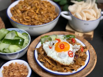 bami met spitskool en gehakt in pindasaus