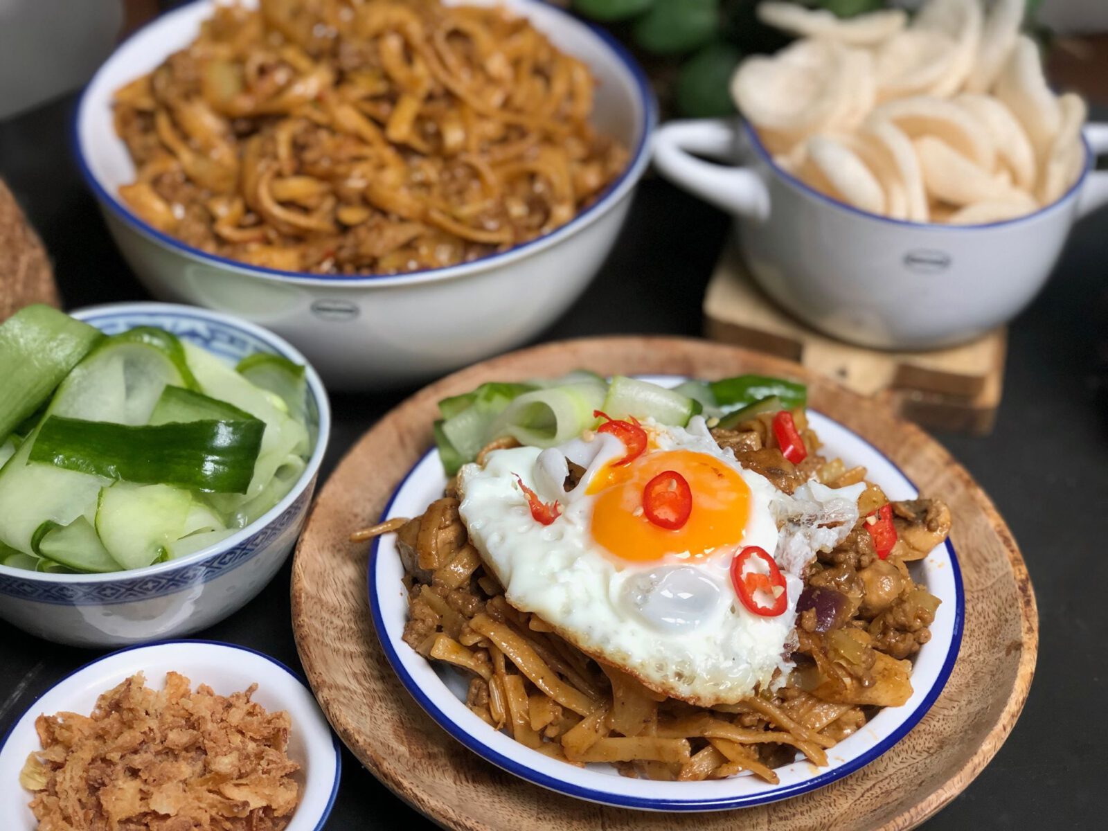 bami met spitskool en gehakt in pindasaus