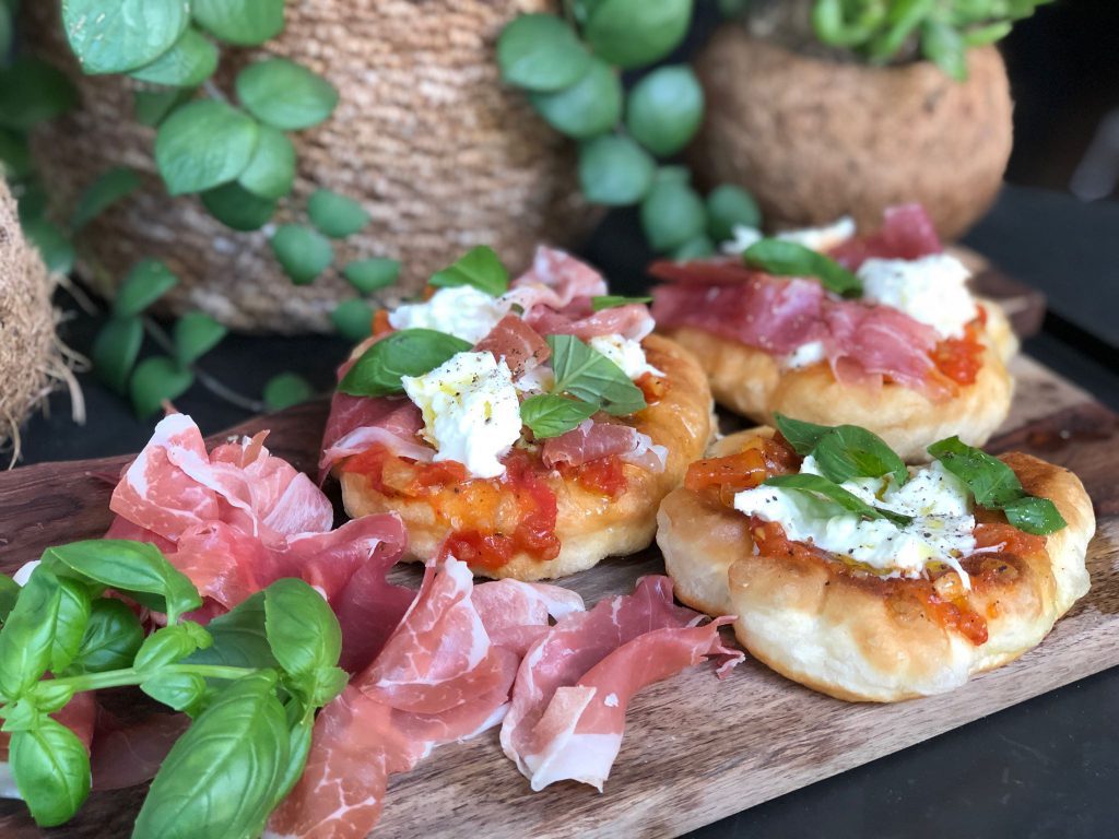 recept gefrituurde pizza ofwel pizza fritta met tomatensaus, mozzarella en prosciutto