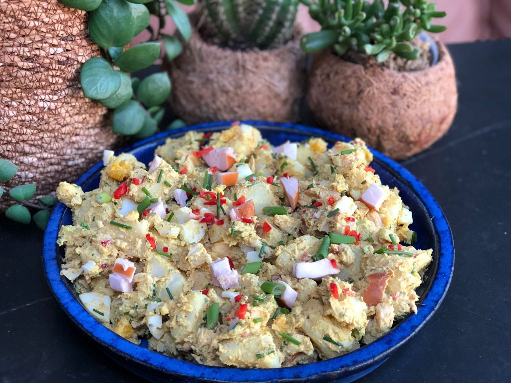 recept kruidige kerrie aardappelsalade met gerookte kip, ei en bieslook