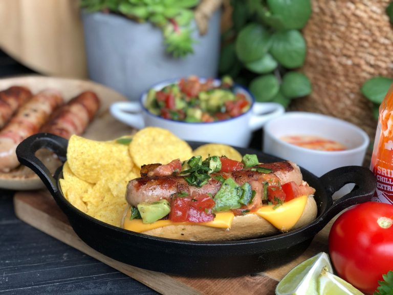 Mexicaanse hotdogs met spek en salsa