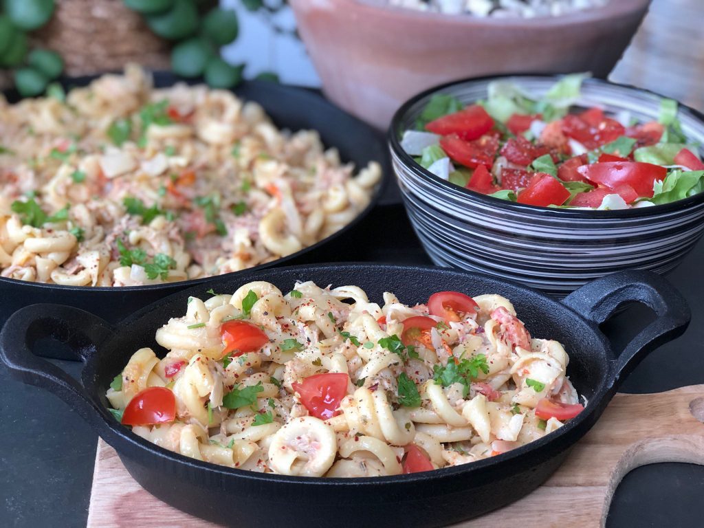 recept pasta met tonijn roomsaus, tomaat en een frisse andijvie salade