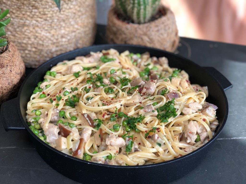 recept romige kip met knoflook, groenten en pasta