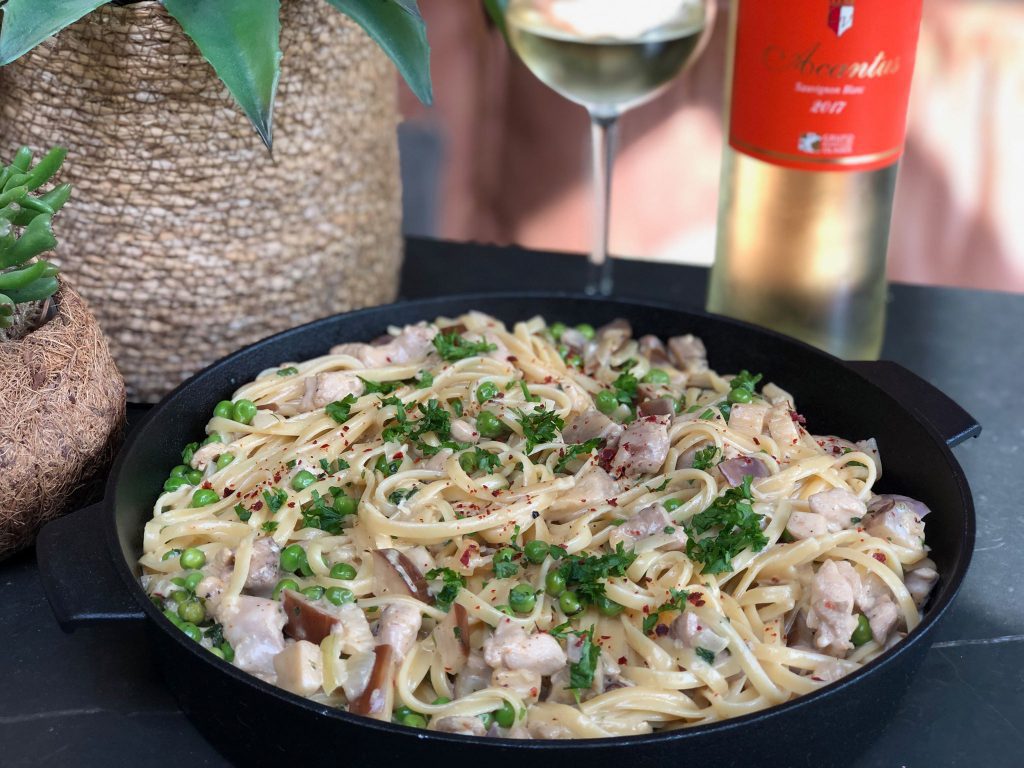 recept romige kip met pasta, aubergine en doperwten