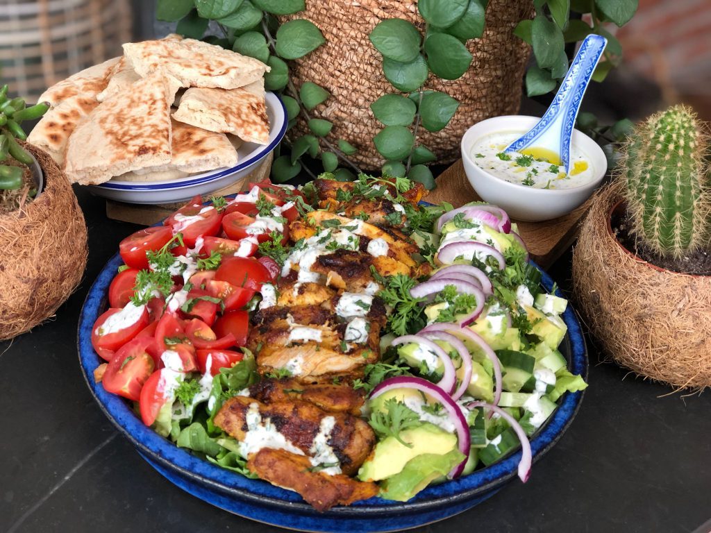recept gezonde zomerse salade met kip shoarma en frisse dressing
