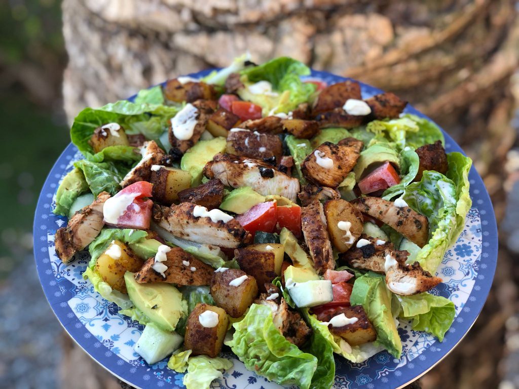 recept zomer salade met kip, gebakken aardappeltjes, avocado en een frisse dressing. 