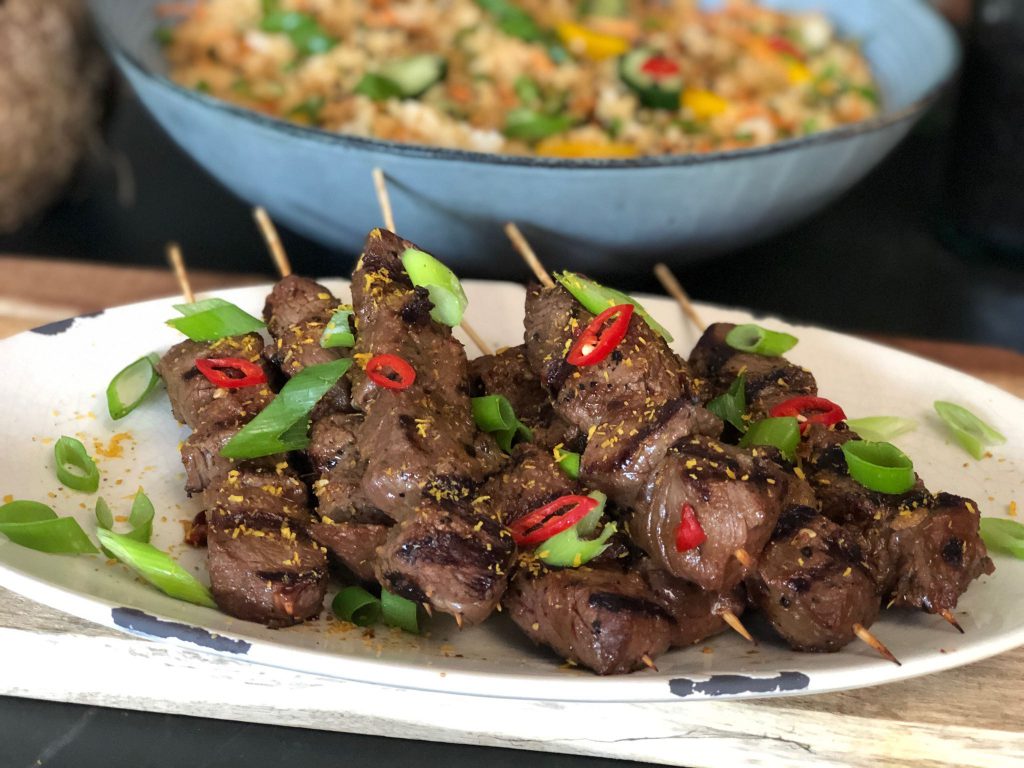 recept Aziatische biefstuk spiesjes met rijstsalade