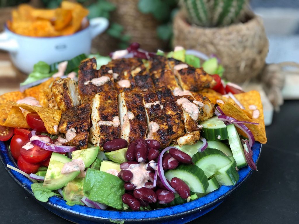 recept gezonde Mexicaanse salade met gegrilde kip, tortillachips en bonen