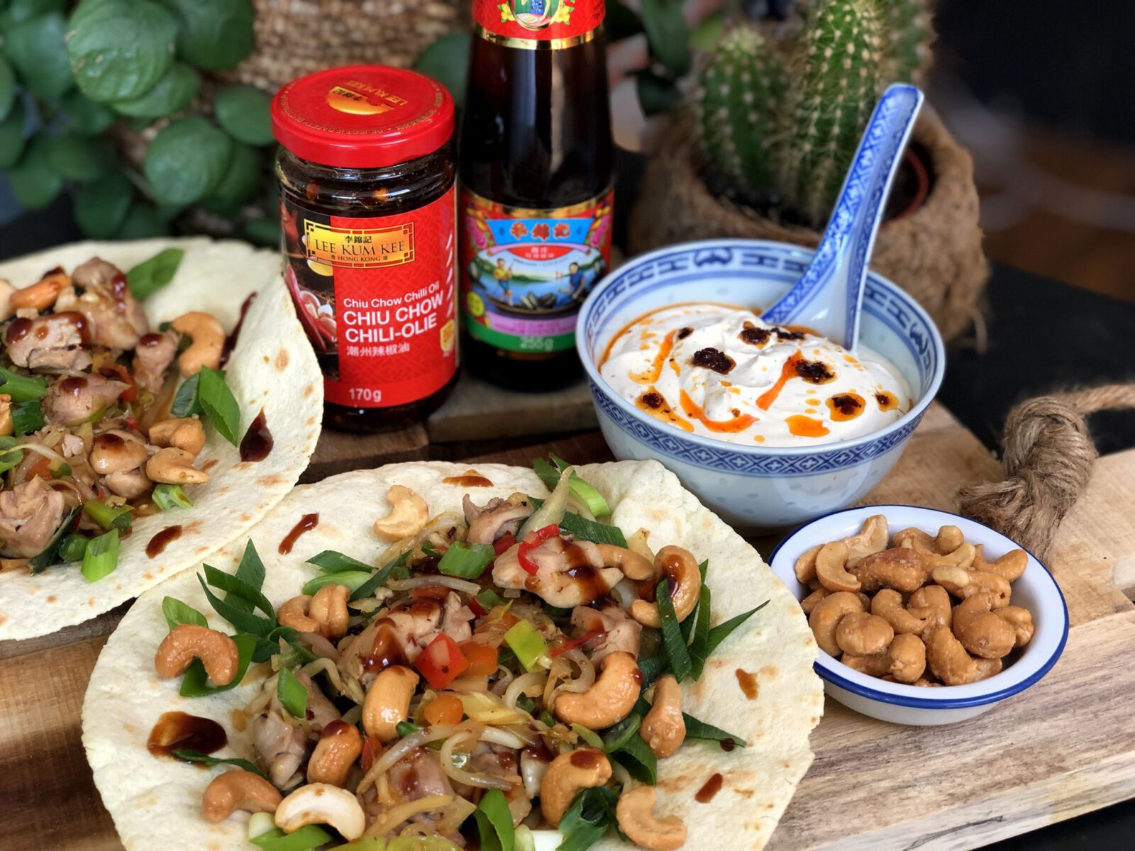 Pittige Chinese kip wraps met cashewnoten