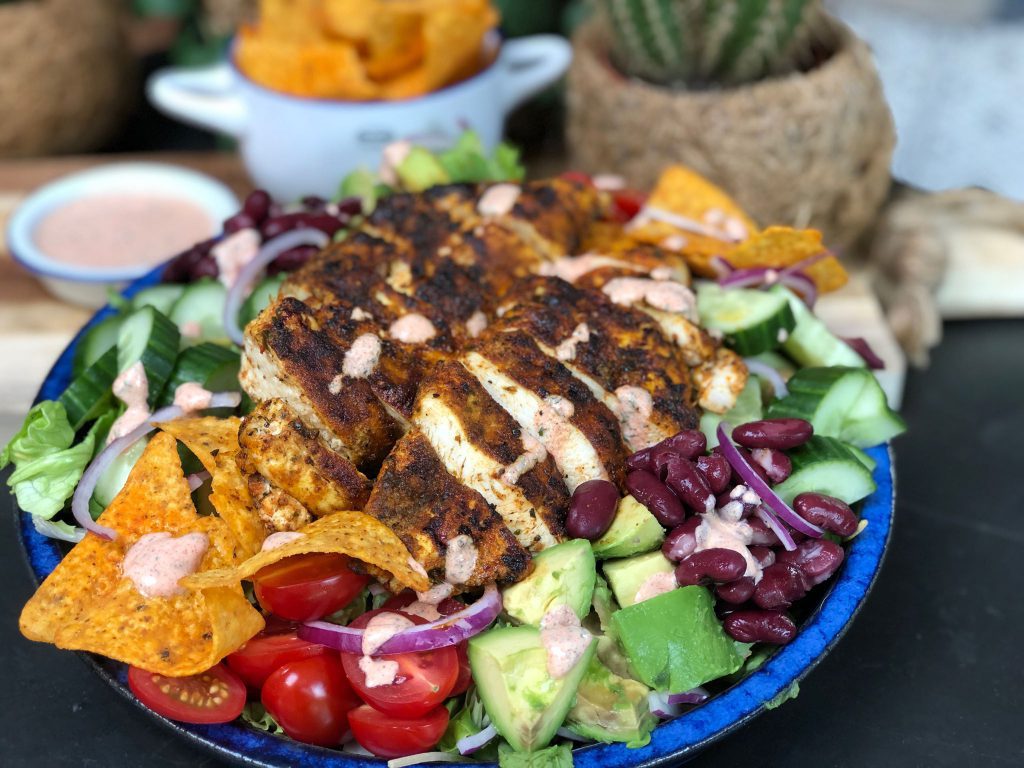 recept gezonde Mexicaanse salade met gegrilde kip, tortillachips, kidneybonen en avocado
