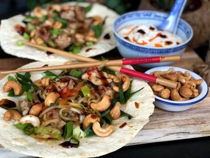 Pittige Chinese kip wraps met cashewnoten
