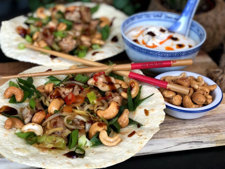 Pittige Chinese kip wraps met cashewnoten