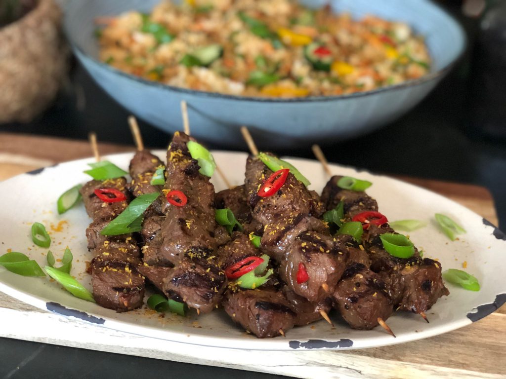 recept Aziatische biefstuk spiesjes van de bbq met een gezonde rijstsalade
