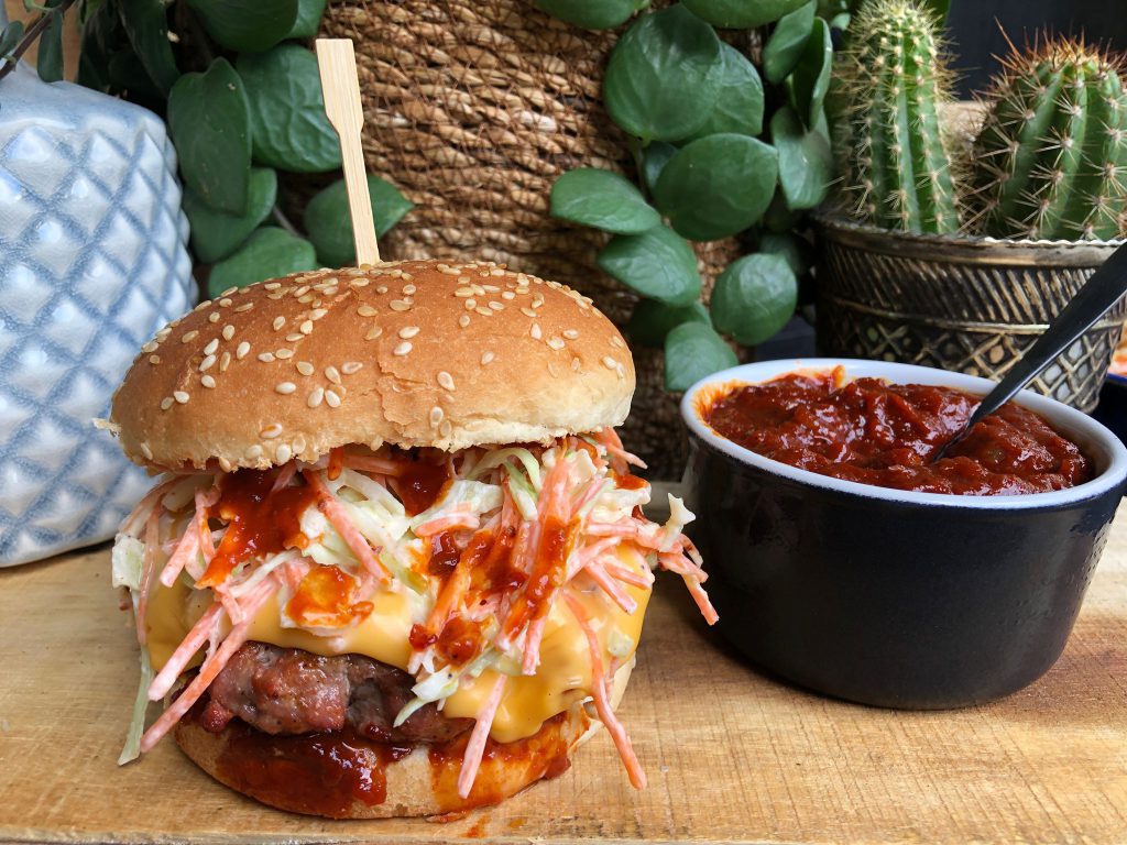 recept Amerikaanse hamburger met zelfgemaakte bbq saus, cheddar en coleslaw