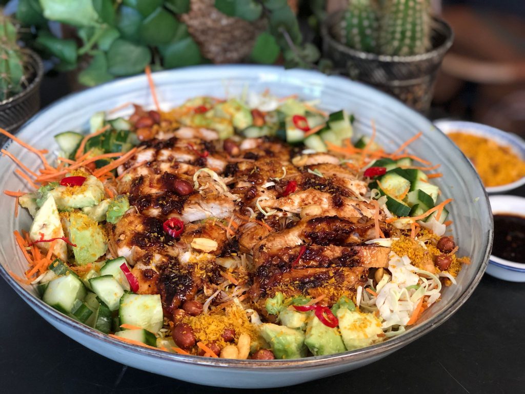 Thaise noedelsalade met zoet pittige kip en seroendeng recept