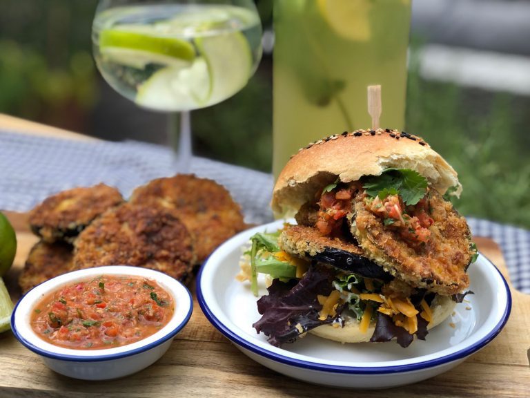 zelf een vegetarische aubergine burger maken met pittige salsa