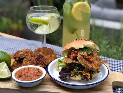 recept krokante aubergine burger met pittige salsa