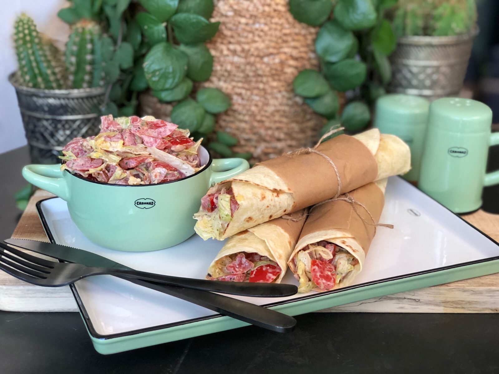 BLT wraps met spek, tomaat en ijsbergsla