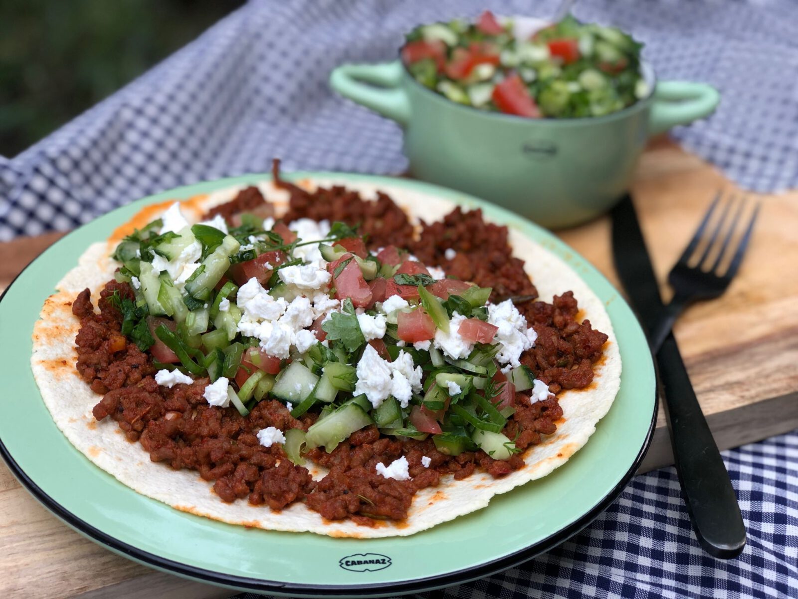 gezonde Turkse pizza met gehakt en fetakaas