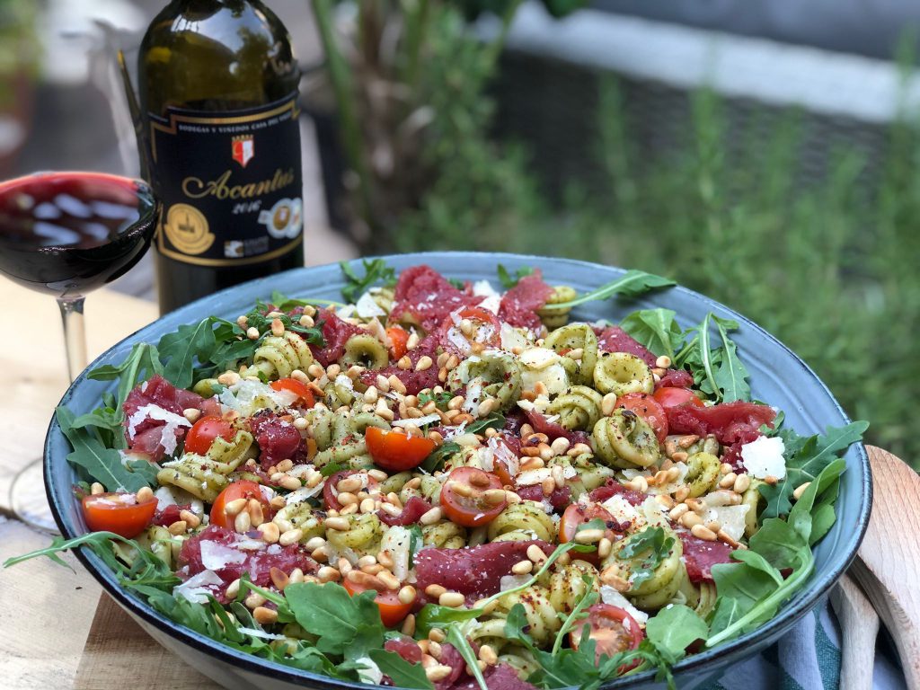 recept pastasalade met carpaccio, pesto, Parmezaanse kaas en pijnboompitten