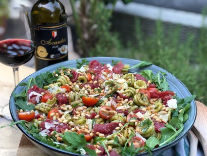 recept pastasalade met pesto, carpaccio, Parmezaanse kaas en pijnboompitten