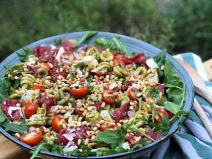 pastasalade met carpaccio, pesto, pijnboompitten en Parmezaanse kaas