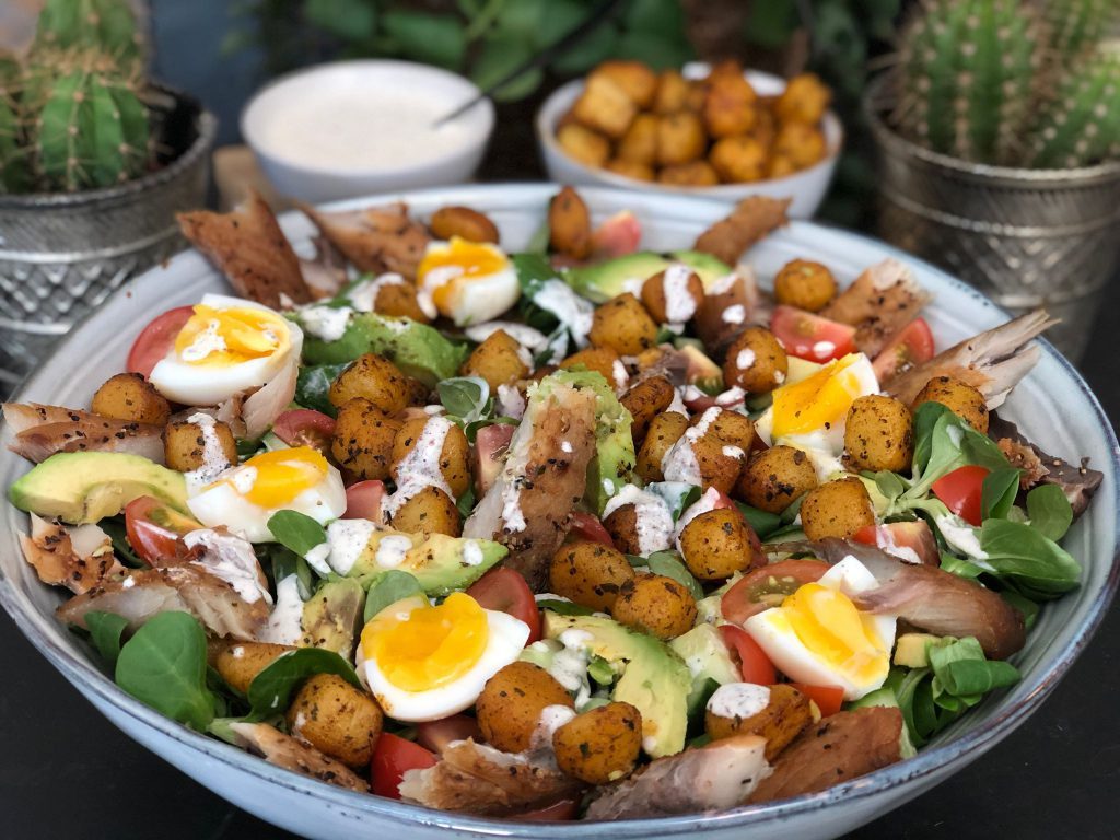 recept lauwwarme salade met makreel, krieltjes en een frisse fetakaas yoghurtdressing