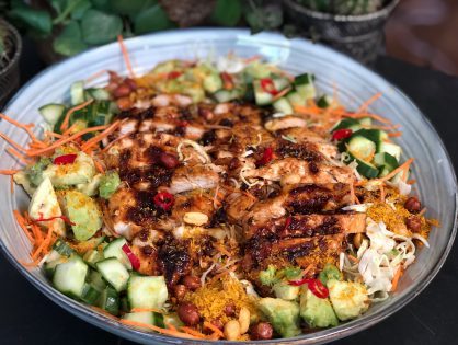 Thaise noedelsalade met kip en seroendeng